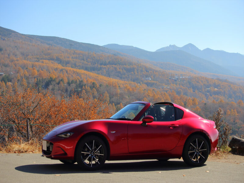 メルヘン街道の紅葉とロードスター